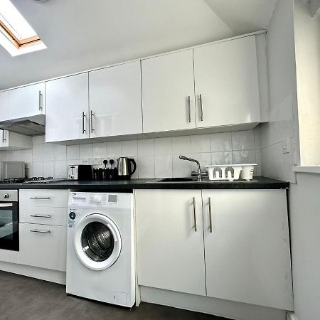 Massive 4 Bedroom Duplex Apartment - Sleeps Up To 10 People - Free Parking - 5 Minutes To The Best Beach! - Great Location - Fast Wifi - Smart Tv - Newly Decorated - Sleeps Up To 10! Close To Bournemouth & Poole Town Centre & Sandbanks Eksteriør bilde