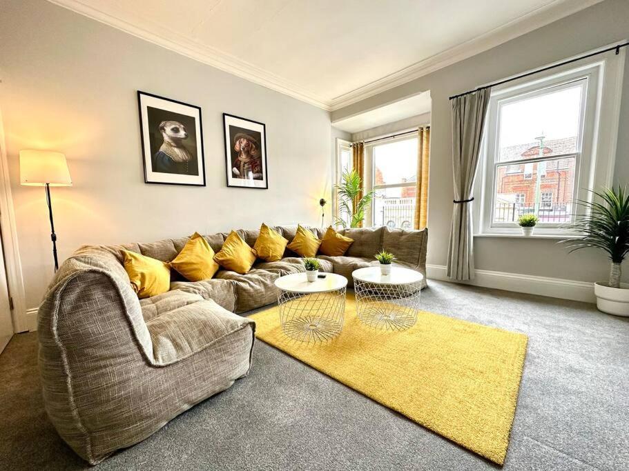 Massive 4 Bedroom Duplex Apartment - Sleeps Up To 10 People - Free Parking - 5 Minutes To The Best Beach! - Great Location - Fast Wifi - Smart Tv - Newly Decorated - Sleeps Up To 10! Close To Bournemouth & Poole Town Centre & Sandbanks Eksteriør bilde