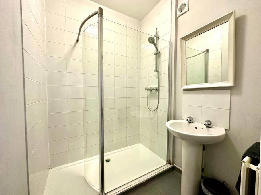 Massive 4 Bedroom Duplex Apartment - Sleeps Up To 10 People - Free Parking - 5 Minutes To The Best Beach! - Great Location - Fast Wifi - Smart Tv - Newly Decorated - Sleeps Up To 10! Close To Bournemouth & Poole Town Centre & Sandbanks Eksteriør bilde
