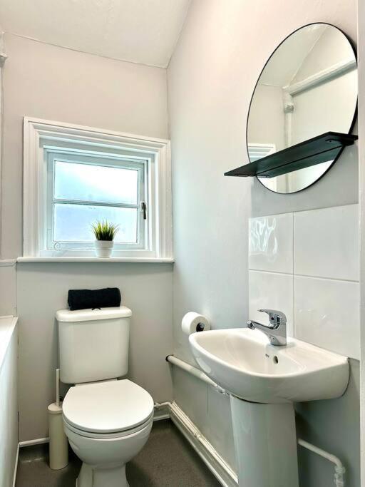 Massive 4 Bedroom Duplex Apartment - Sleeps Up To 10 People - Free Parking - 5 Minutes To The Best Beach! - Great Location - Fast Wifi - Smart Tv - Newly Decorated - Sleeps Up To 10! Close To Bournemouth & Poole Town Centre & Sandbanks Eksteriør bilde
