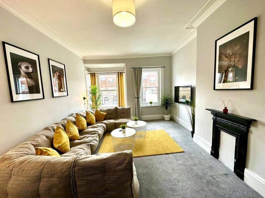 Massive 4 Bedroom Duplex Apartment - Sleeps Up To 10 People - Free Parking - 5 Minutes To The Best Beach! - Great Location - Fast Wifi - Smart Tv - Newly Decorated - Sleeps Up To 10! Close To Bournemouth & Poole Town Centre & Sandbanks Eksteriør bilde
