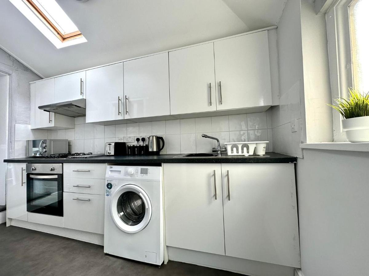 Massive 4 Bedroom Duplex Apartment - Sleeps Up To 10 People - Free Parking - 5 Minutes To The Best Beach! - Great Location - Fast Wifi - Smart Tv - Newly Decorated - Sleeps Up To 10! Close To Bournemouth & Poole Town Centre & Sandbanks Eksteriør bilde